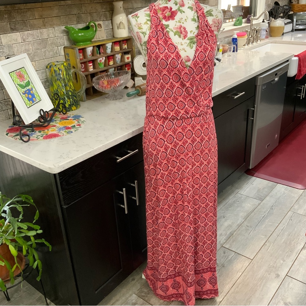 Lucky Brand Knit Maxi Dress 
XS Stretch 
Red Medallion Print 
V Neck